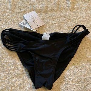 Black strappy scrunch butt swim bottom size small NWT. From Tilly’s.